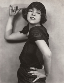 L’actrice américaine Clara Bow en robe à franges des années 20