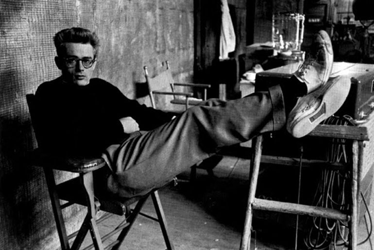 Rebel without a cause. James Dean semble n’avoir jamais été photographié assis droit.