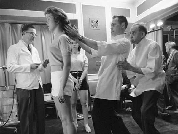 Personnes évaluant la Miss Posture Parfaite 